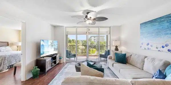 Image 4: LIVING ROOM