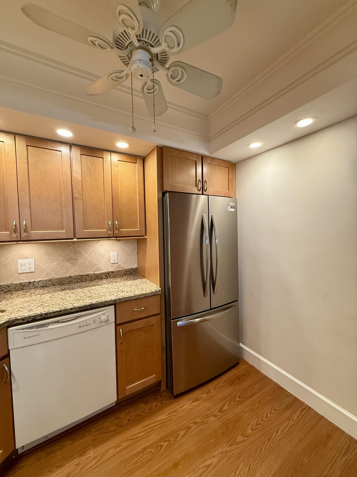 Image 3: Kitchen