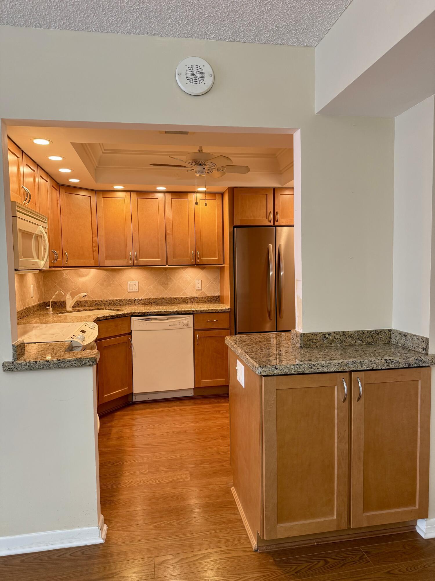 Image 4: Kitchen