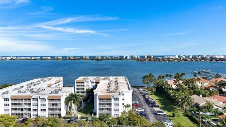 1516 S Lakeside Drive