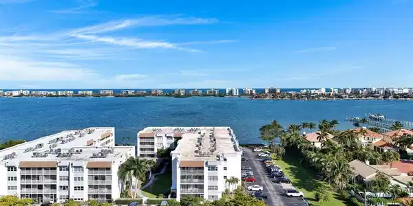 1516 S Lakeside Drive