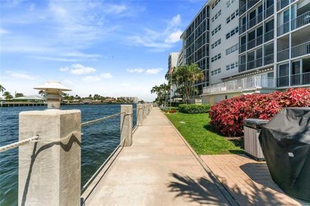 615 N Riverside Dr