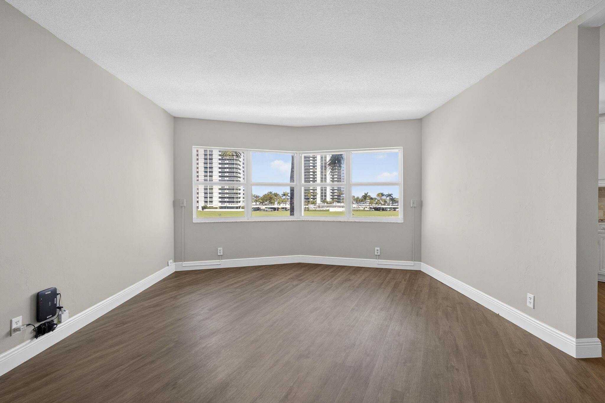 Image 4: Living Room