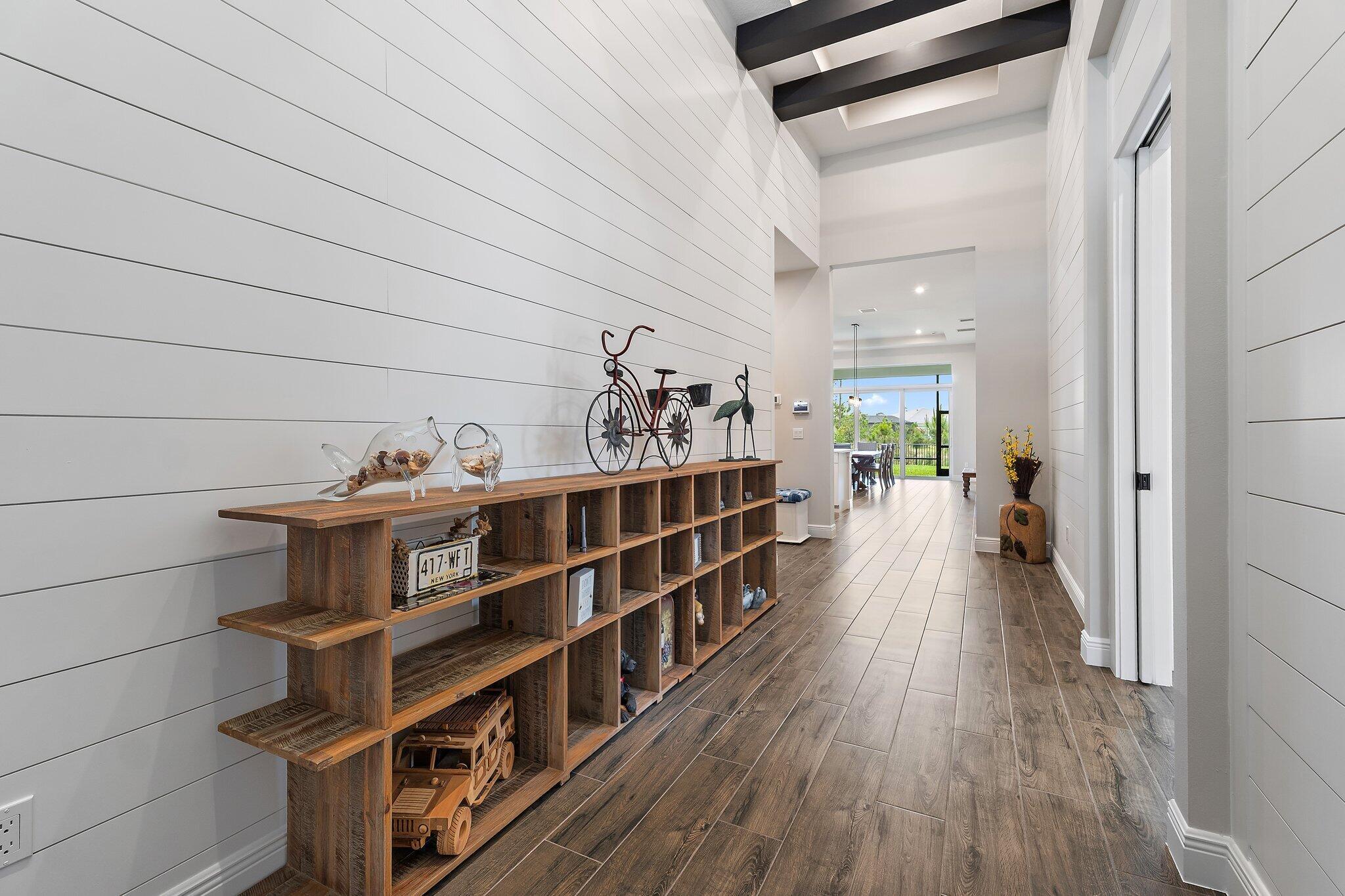 Image 4: Foyer