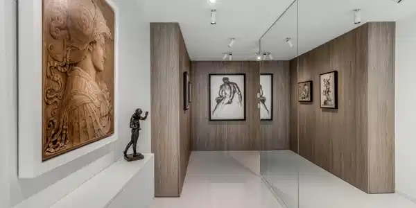Image 4: FOYER_LOOKING_IN_STRAIGHT_EB