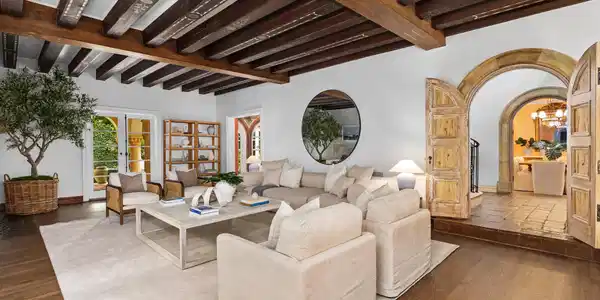 Image 4: Living Room