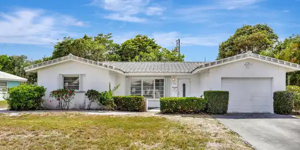2210 NE 40th Court