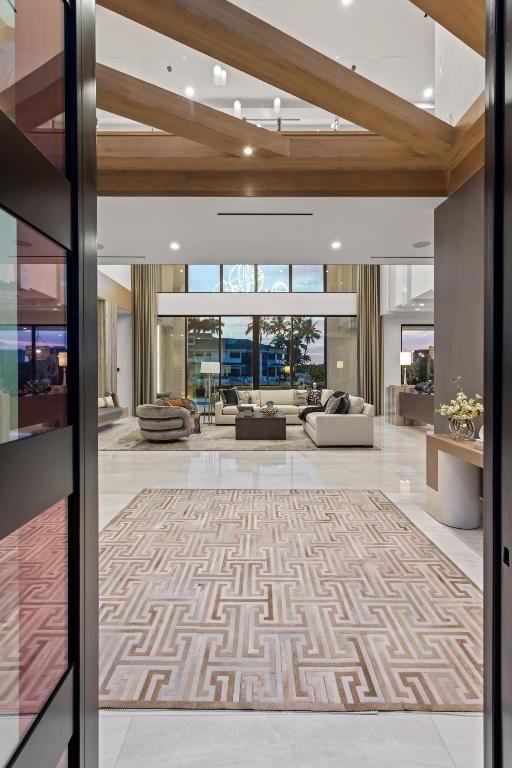 Image 3: mls_FOYER_STRAIGHT_3