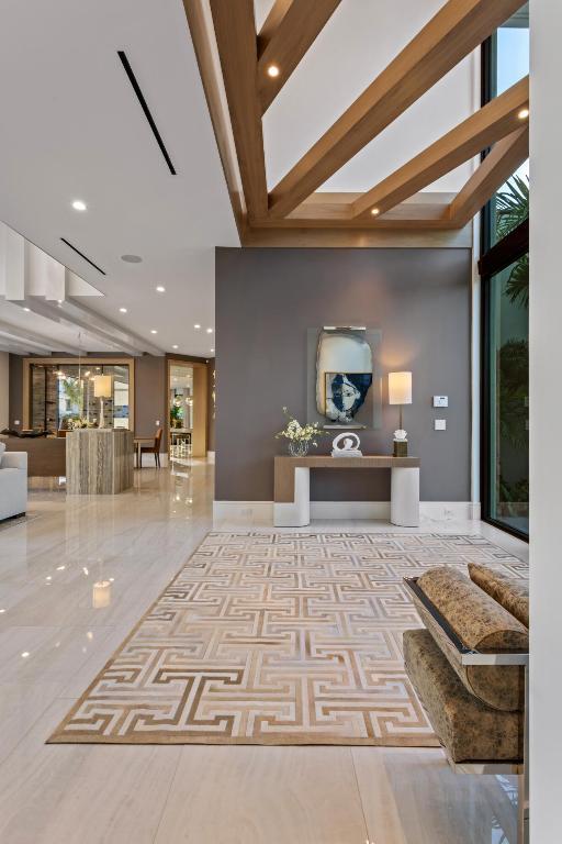 Image 4: mls_FOYER_STRAIGHT