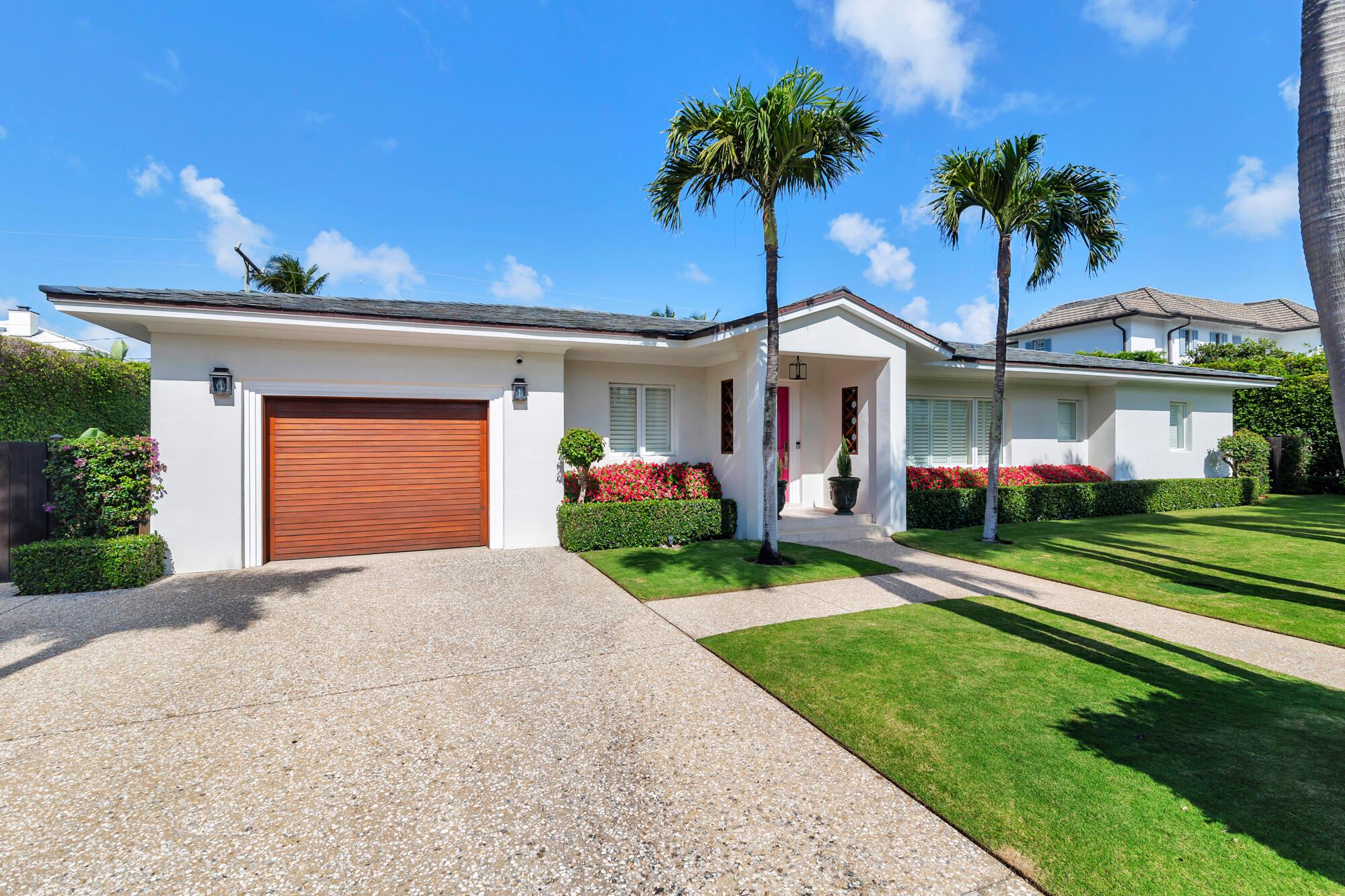 Image 4: Garage/Driveway