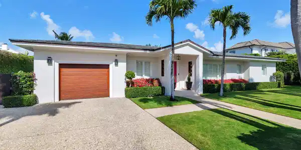 Image 4: Garage/Driveway