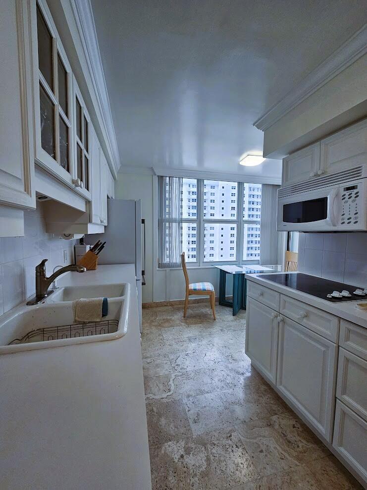 Image 4: Kitchen