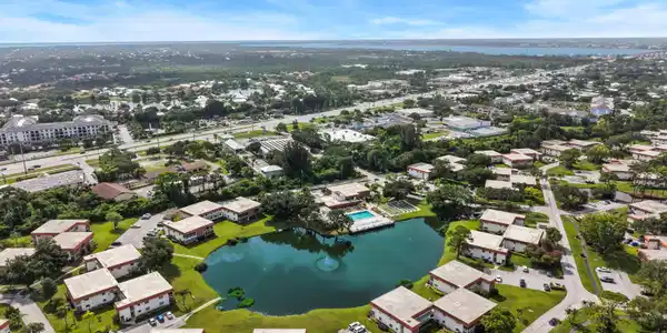 Image 3: 50_vista del lago - amenities 01