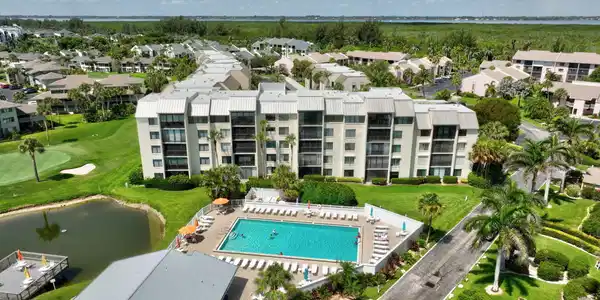 Image 4: OVERLOOK THE CAYMAN POOL.............