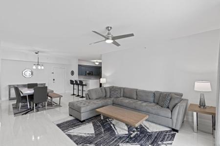802 W Windward Way
