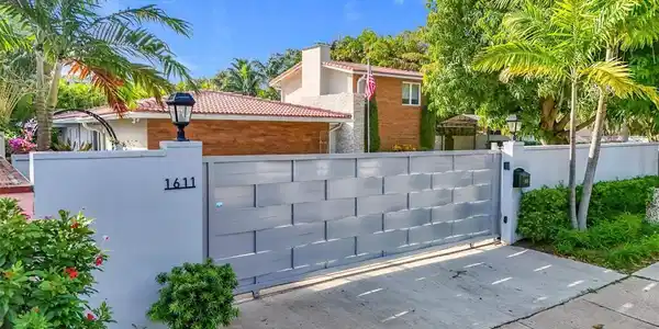 1611 Seabreeze Boulevard