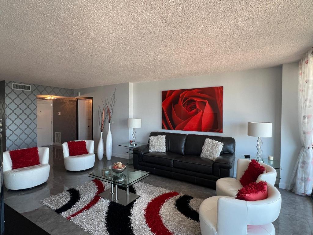 Image 3: Living Room