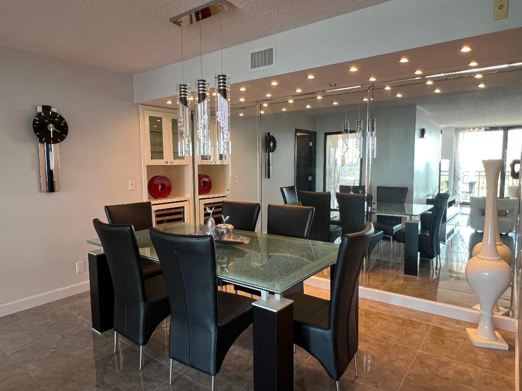 Image 4: Dining Room