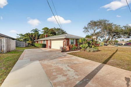 1207 SE Palm Beach Road