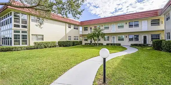 11 Vista Palm Lane