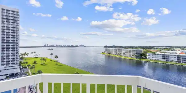 123 Lakeshore Drive