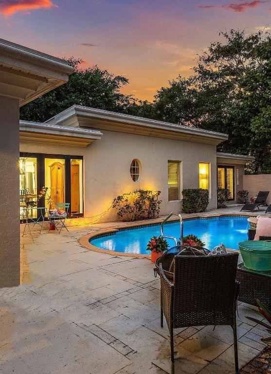 Image 3: 57-800 lagoon pool