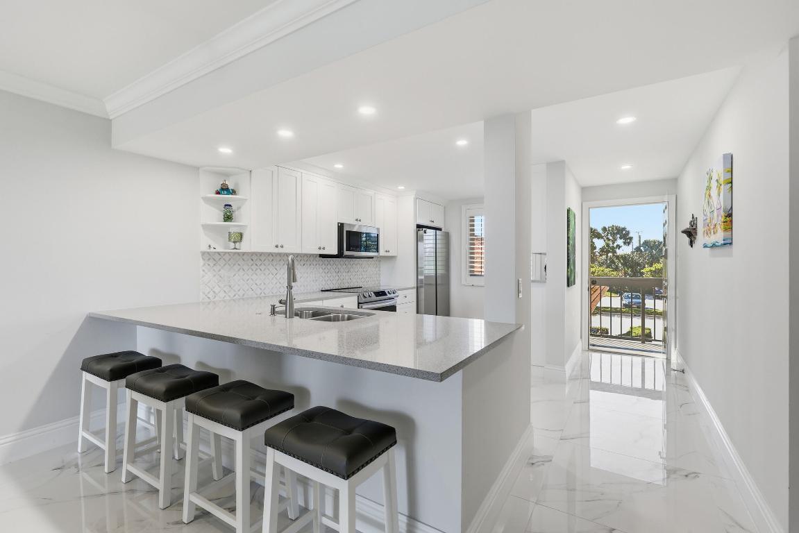 Image 4: Kitchen