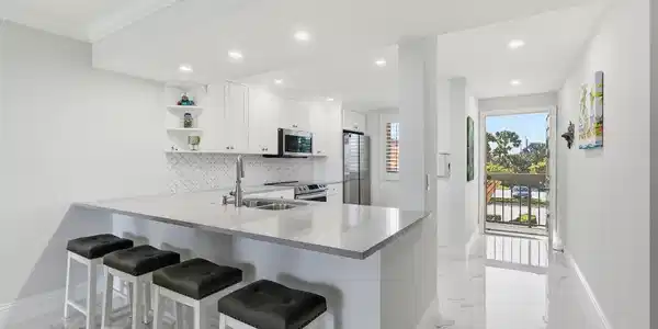 Image 4: Kitchen