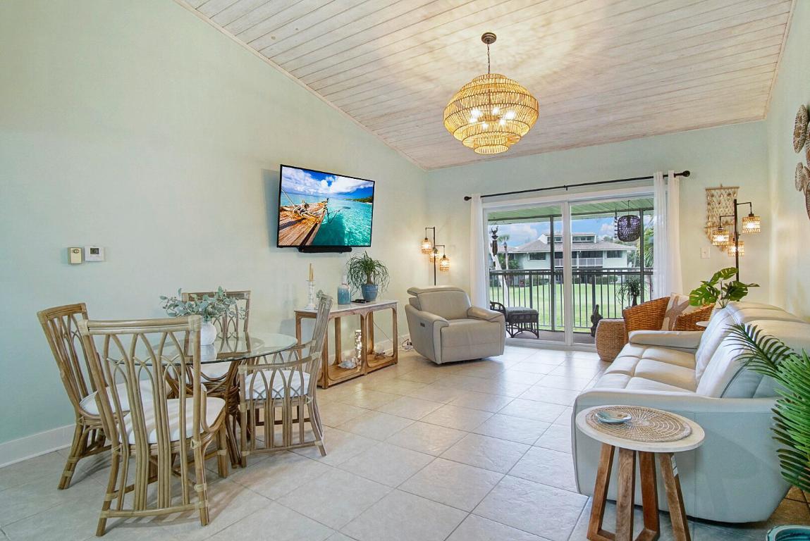 Image 2: Dining/livingroom