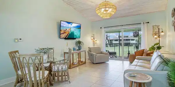 Image 2: Dining/livingroom