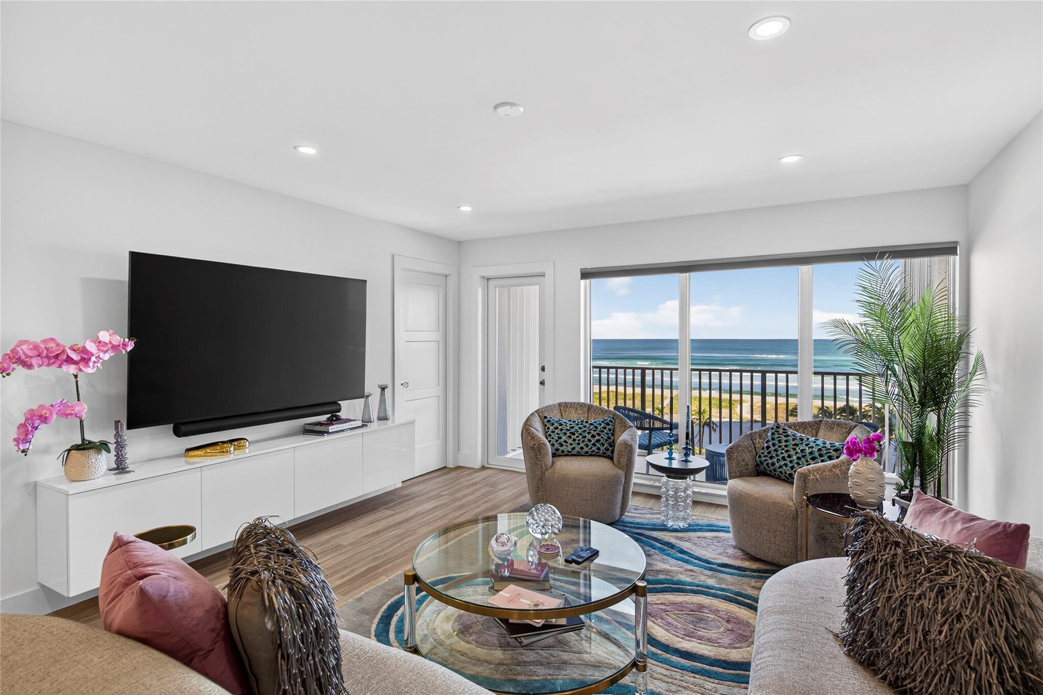 Image 3: with spectacular view of the balcony and direct oc