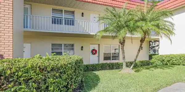 16 Vista Palm Lane