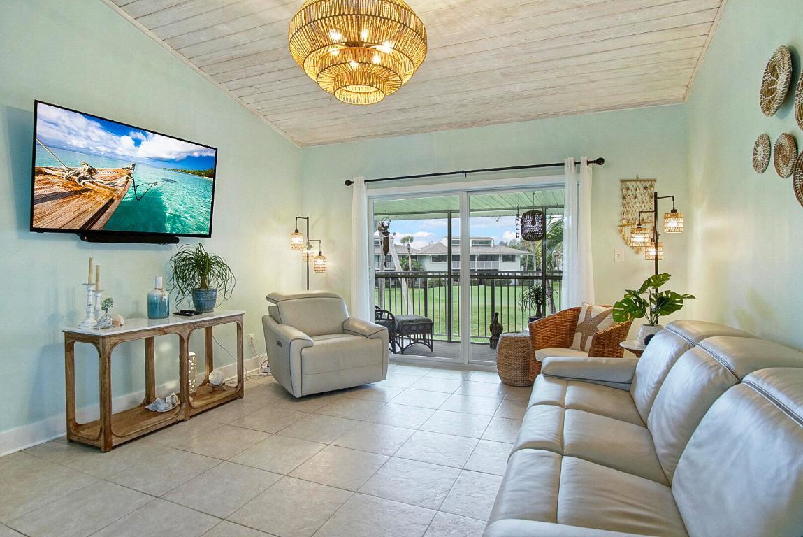 Image 3: Livingroom/lanai