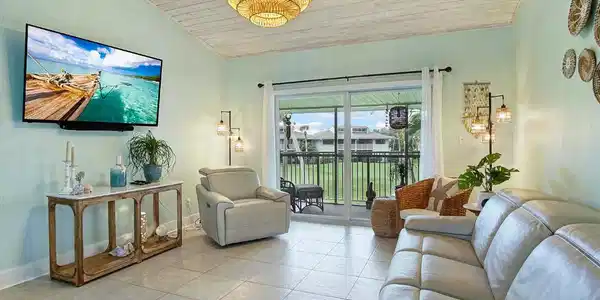 Image 3: Livingroom/lanai