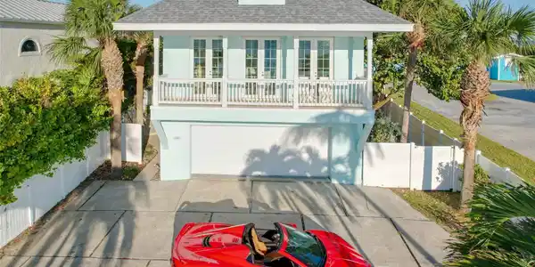 Image 2: Guest apartment over the garage facing the intraco