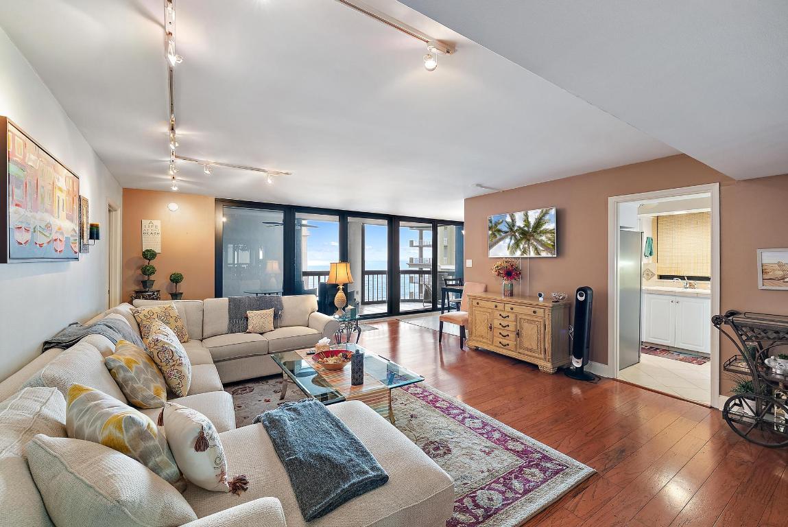 Image 2: Living Room