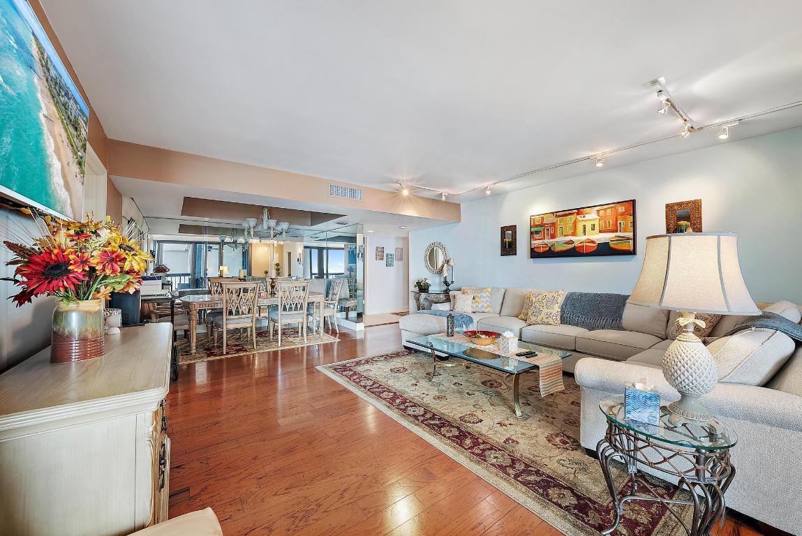 Image 4: Living Room