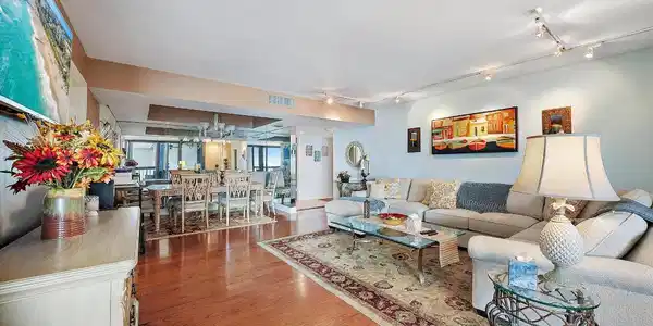 Image 4: Living Room