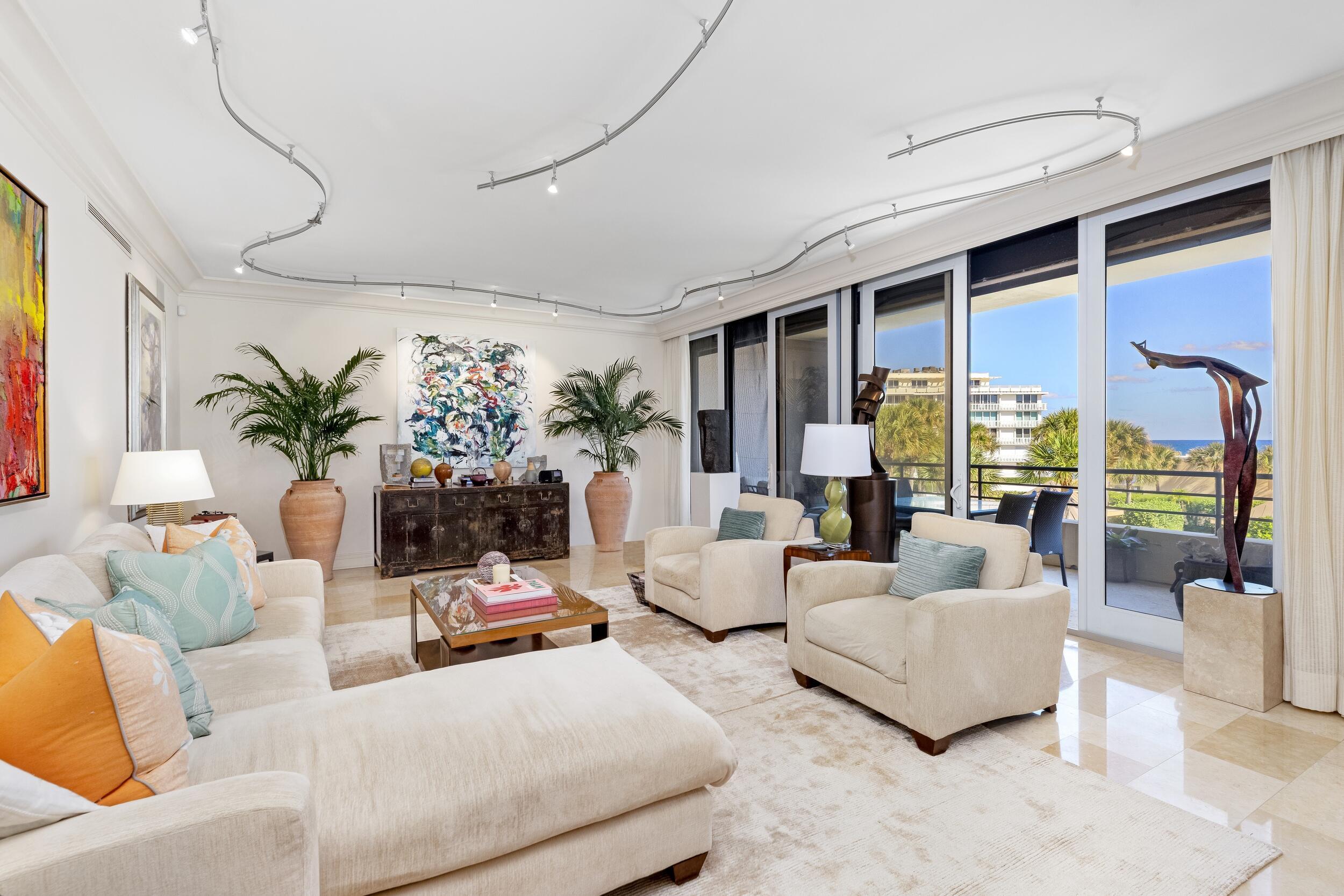 Image 4: Living Area