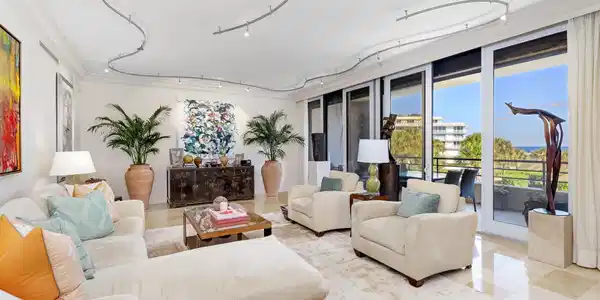 Image 4: Living Area