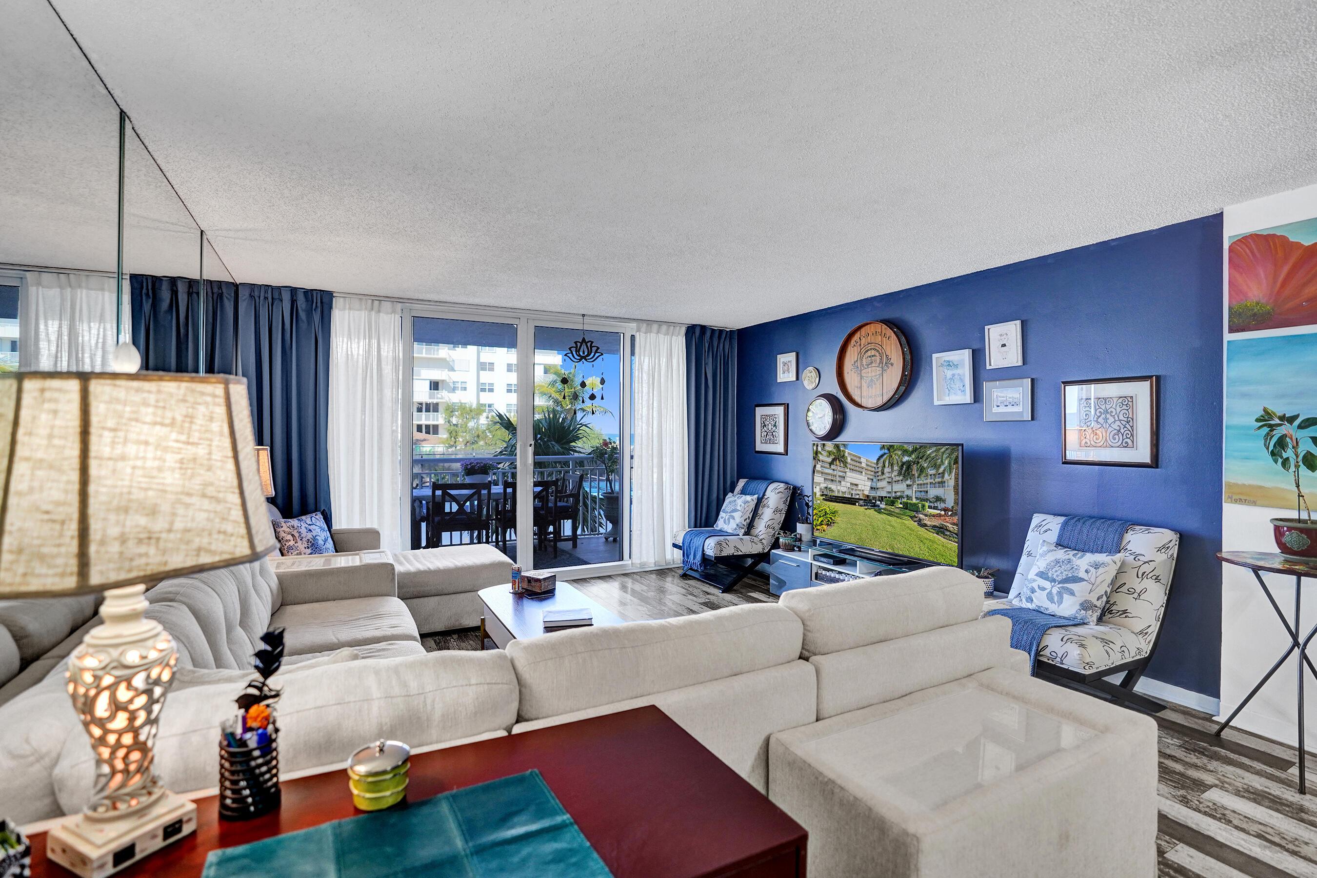 Image 3: Spacious Living Room