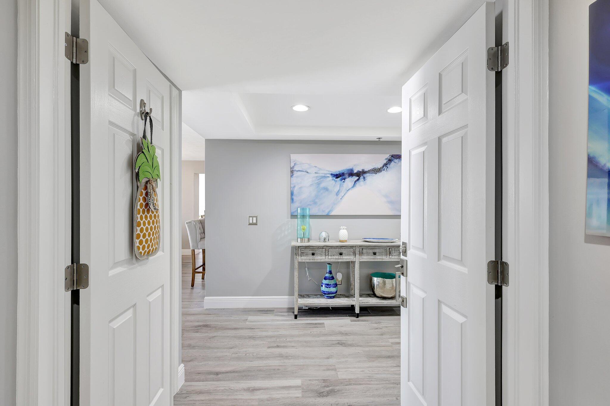 Image 3: FOYER