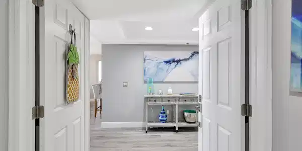 Image 3: FOYER