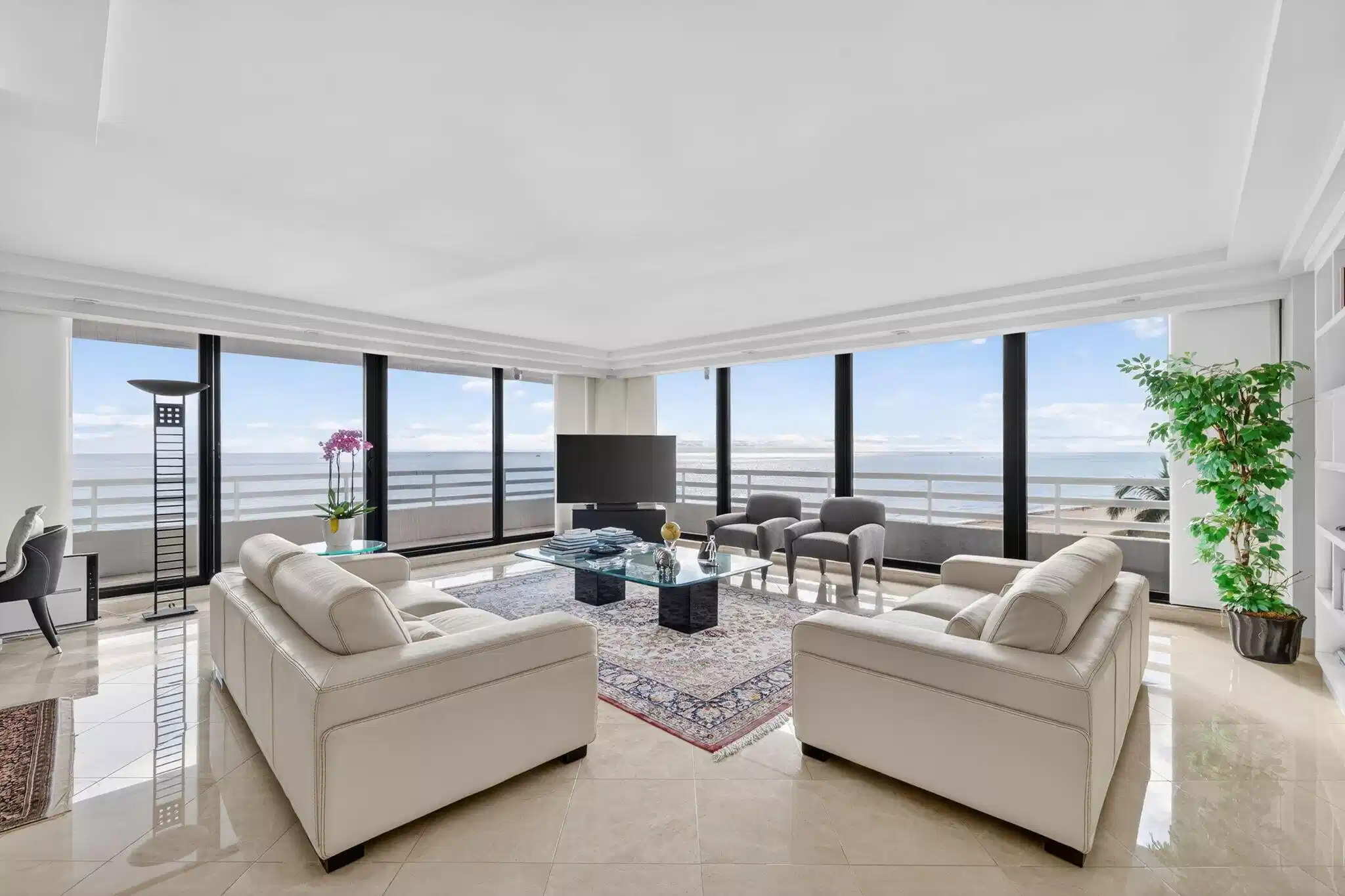 Image 1: Living Area