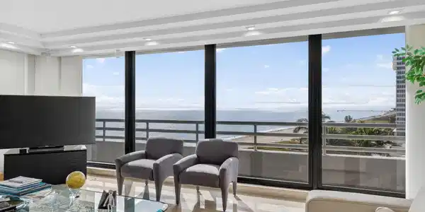 Image 4: Living Area