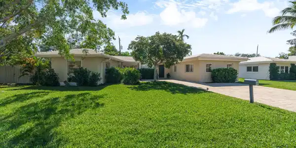 2740 NE 27th Court