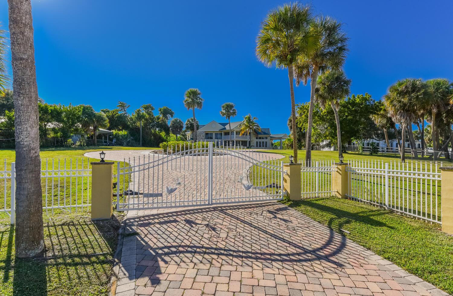 Image 3: Private Gates