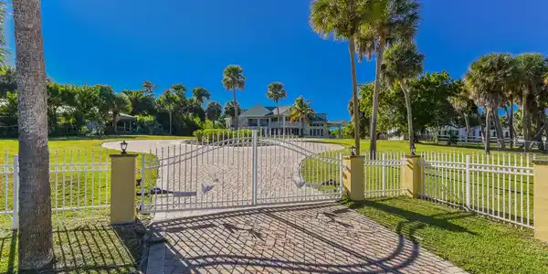 Image 3: Private Gates