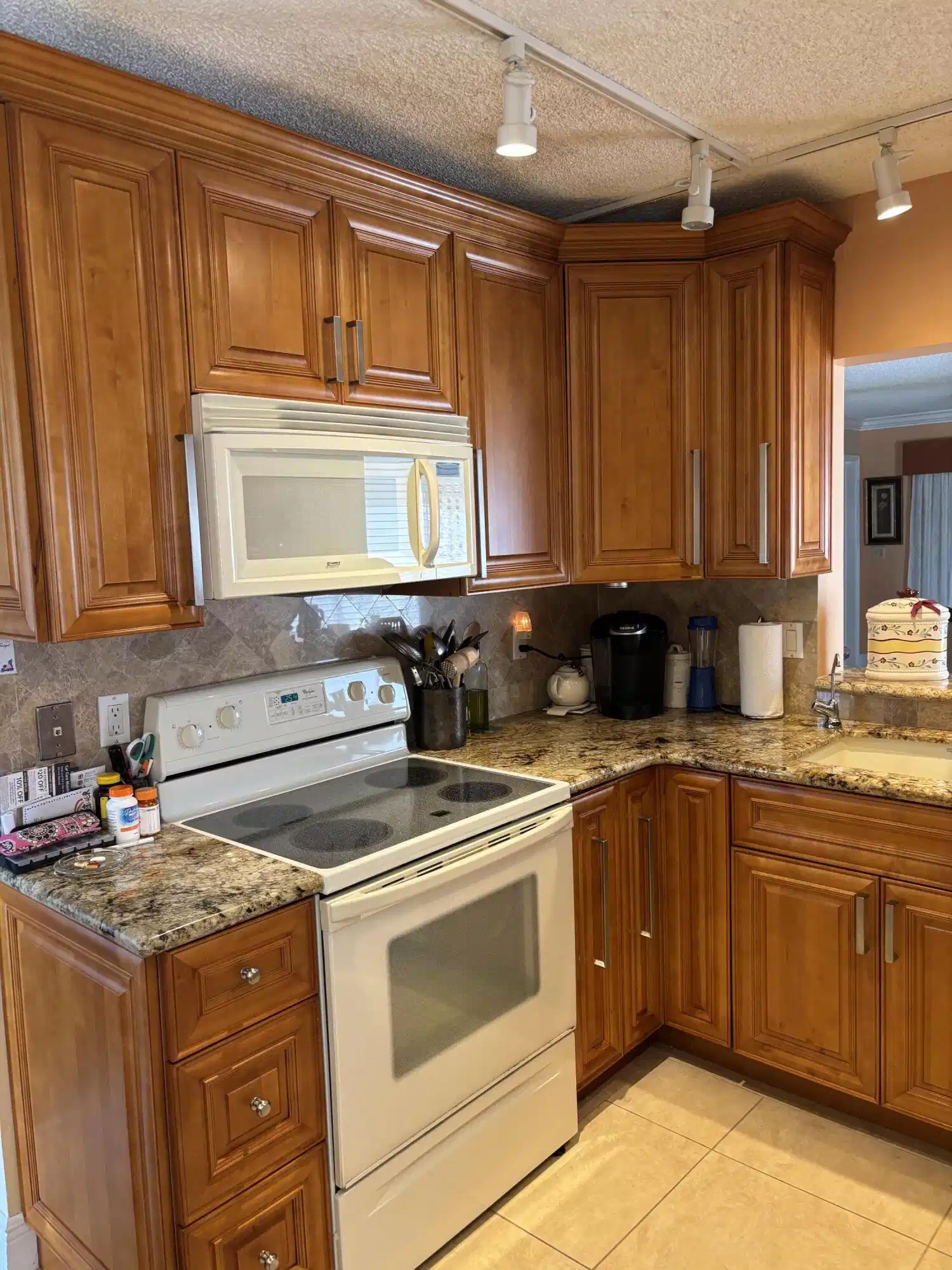 Image 1: Pelican Pointe kitchen 3