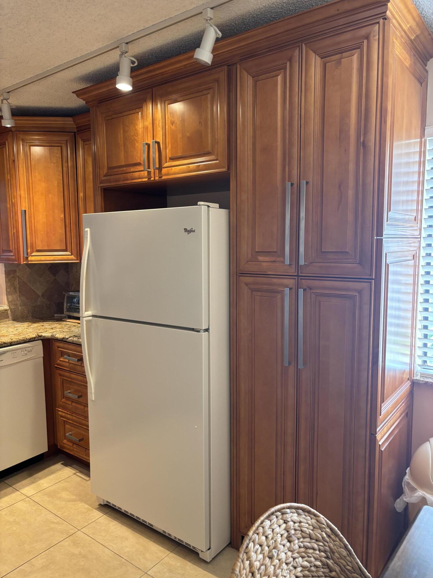 Image 2: Pelican Pointe kitchen 4